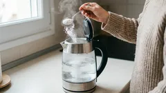 Anstelle von Essig und Backpulver verwende ich dieses preiswerte Pulver. Der Kalk verschwindet wie von Zauberhand aus dem Wasserkocher.