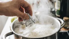 Warum sollte man Alufolie in kochendes Wasser werfen? So hilft dieser raffinierte Trick dem Kochgeschirr in nur 2 Minuten