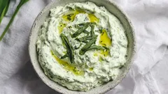 Frühlings-Daziki mit Bärlauch: ein einfacher Schritt zur Zubereitung einer cremigen Soße.