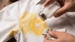 So entfernt man Ölflecken aus der Kleidung: ein altbewährter Trick