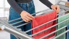 Wie man Kleidung in 7 Minuten ohne Bügeleisen, Heizgerät oder Wäschetrockner trocknet: ein effektiver Life-Hack