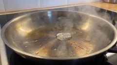 Die Pfanne klebt an: Wie man sie richtig erhitzt und warum ein Wassertropfen die ideale Temperatur anzeigt