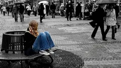 Warum fühlst du dich inmitten deiner Freunde einsam? 7 versteckte Anzeichen dafür, dass du eine Rolle spielst.