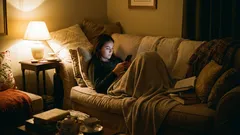 Warum Sie zwar gesellig wirken, aber keine engen Freunde haben: subtile Anzeichen emotionaler Distanziertheit