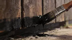 Der Zaun beginnt am Boden zuerst zu verrotten: ein alter Trick mit Altöl und dem, womit man es ersetzen kann.